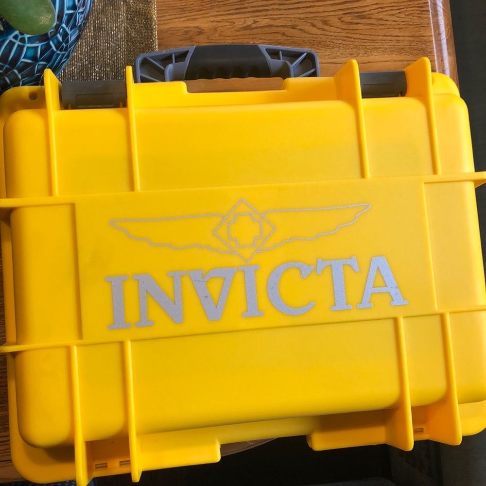 2 Invicta Reserve watch bands NEW and a case